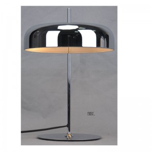 Настольная лампа с металлическим абажуром и плоским основанием