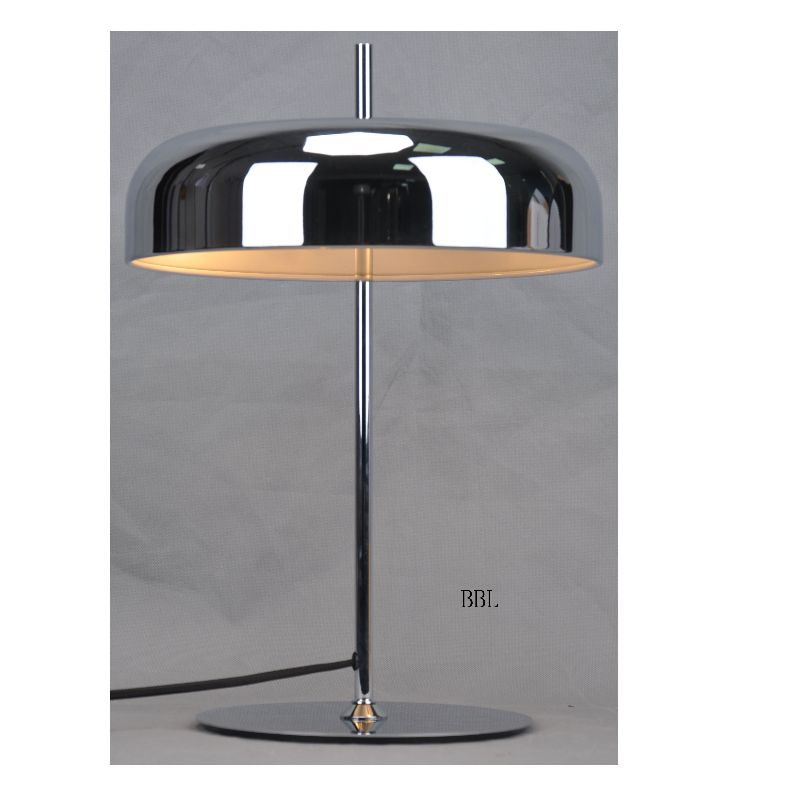 Настольная лампа с металлическим абажуром и плоским основанием